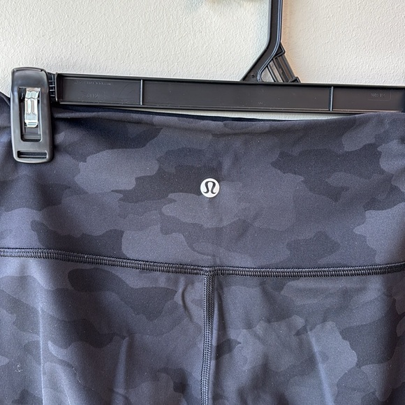 Lululemon camo Black Athletic Leggings 8 Wunder under - Picture 4 of 6